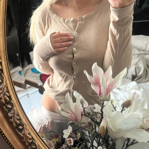 Kofta  - Stickad beige kofta med guldglitter detaljer. Superfin!! 