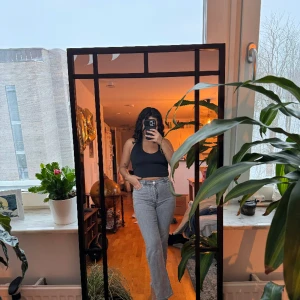 Jeans - Superskönt högmidjade stretchiga jeans från H&M. Dessa är i storlek 34 men funkar för 36! Jag är 156cm och längden passar perfekt!  Har använt dessa men är i mycket bra skick. 