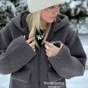 Zara päls jacka - Säljer min gråa zara jacka som är helt slutsåld. Strl. 164 men ganska stor s egentligen. 💗  Bilderna är ifrån @trillingar på Instagram 💘