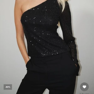 Svart paljetttopp - Denna vara har bara används en gång och är därför i jättebra skick! Ord pris var 349kr