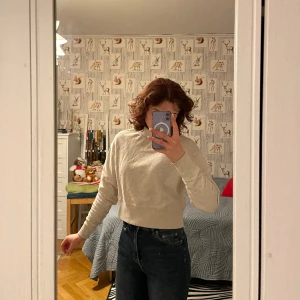 Cropped turtleneck - Beige/krämvit jättefint tröja i bra skick