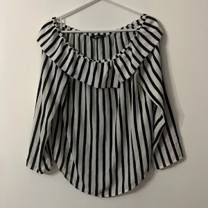 Randig blus - Aldrig använt. Säljer eftersom jag inte använder💕 Den går att ha offshoulder också🌸