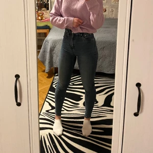 Tighta jeans  - Använda ett fåtal gånger, bra skick. Säljer då de inte kommer till användning 🤗