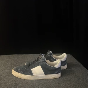 Valentino flycrew  - Säljer nu ett par feta valentino skor som är väldigt eftertraktade. Som är bra användna men saknar några nitar 