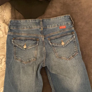 Lågmidjade HM jeans  - Ett par lågmidjade HM jeans med vintage detaljer i storlek 36! Dem faller inte i min smak längre därför sälja dem nu. Har inte använts mycket och har inte några defekter 🩷