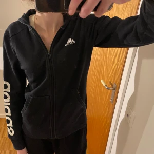 Kofta Adidas  - en kofta från adidas med dragkedja och luva i storlek XS