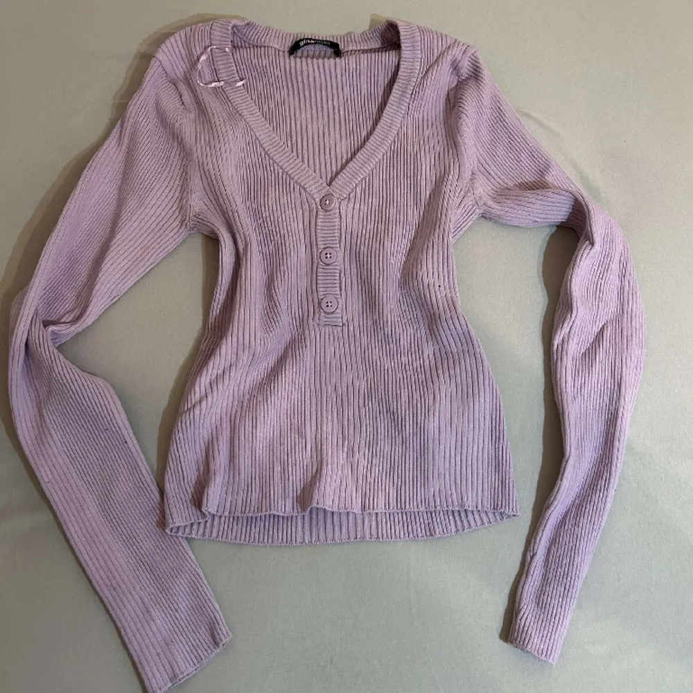 Lila Gina tricot tröja med knappar i storlek 36-38. Tröjor & Koftor.