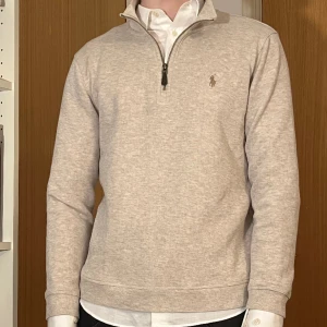 Ralph lauren quarter zip beige - Säljer en fet ralph lauren zip! Inga skador. Storlek M men passar även S om man har skjorta under. Nypris 2000. Skriv gärna om ni har några frågor!