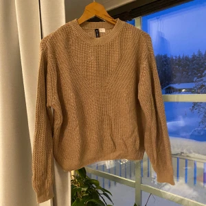 Beige stickad tröja - 🩷 Mörk beige tröja. Använd ett fåtal gånger. Oversized. Kontakta mig för att få mer information eller bilder på plaggen 💗