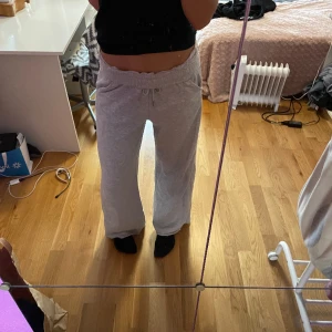 Mjukisbyxor  - Jag säljer mina mjukisbyxor från newyorker! De är i ett bra skick och i stl xxs, men känns mer som S-M. Hör av dig vid frågor eller intresse 🥰