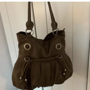 Handväska  - Köpt här på plick( lånade bilder) tryck gärna på köp direkt💖bra skick förutom att det som ska vara på dragkedjan har fallit av ( kan skicka bild) 