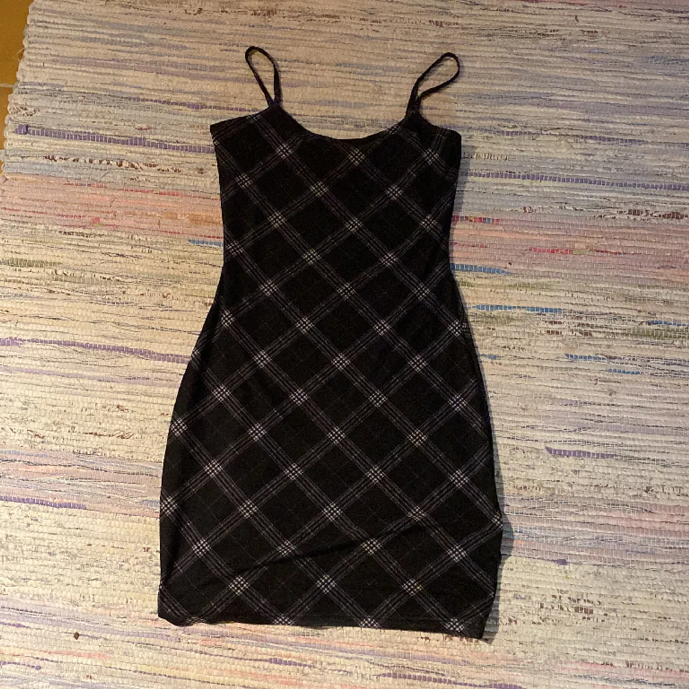 Jättesöt klänning från H&M i storlek XS, jag har dock sytt in axelbanden som man kan se på den andra bilden 😊. Klänningar.
