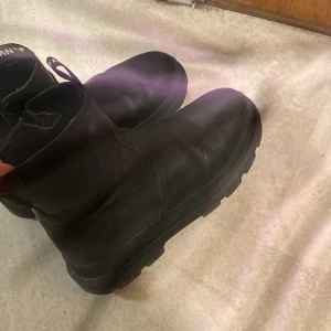 Bootz - Säljer dessa bootz i strl 37-38 i färg svart endast endast använd 2 ggr och är i bra skick