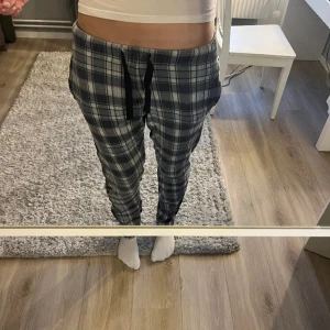 Pyjamasbyxor - Säljer dessa pyjamasbyxor, märket är Hampton Republic och köpta på Kappahl. De är i storlek S och säljer för de är för små för mig. Nypris runt 450kr💕de är blå/ grå