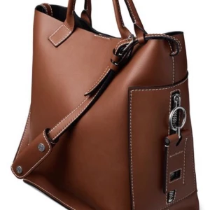 Acne Hero bag - Shopper bag i exklusivt kalvskinn från Acnes första kollektion av unisex axelremsväskor från 2015. Såldes då för runt 10.000kr. Se artikel hr från Café om väskans historia och pris.  https://daniel.cafe.se/premiar-for-acne-studios-vaskkollektion/  