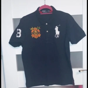 Polo piké  - Fett snygg polo pike!😩 sitter perfekt!! Snygg till allt  och går att ha till alla tillfällen 🥂är L men sitter skit snyggt på M också 🗣️🙏💯 skriv för fler bilder 🦇