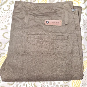 Mörkbruna chinos från NN07, 30/32 - Säljer ett par schyssta herrchinos från danska designermärket NN07. Byxorna är mörkbruna och storleken är 30/32. Mycket sparsamt använda så i kanonskick.