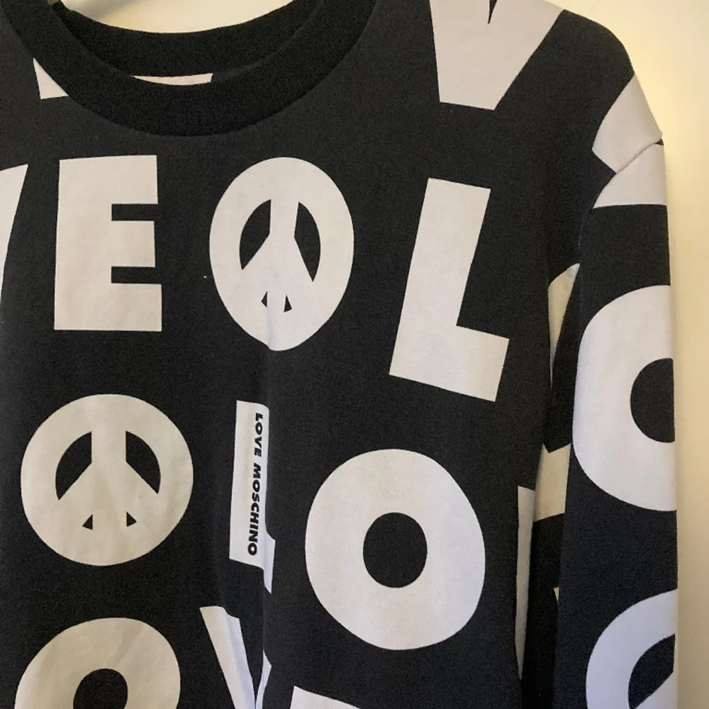 Ăkta moschino crewneck/sweatshirt đđ» Nypris ca 3000 men köpt för ca 1300. NĂ€stan helt oanvĂ€nd och perfekt skick đ«¶đ» storlek L men passar som en bra oversize pĂ„ mig som brukar ha XS. Sitter bra pĂ„ brorsan som har M. đđ». Hupparit & Collegepaidat.