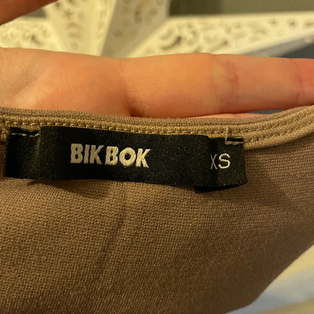 Miniklänning som har använts 1 gång. Som ny Storlek XS men passar utmärkt en S eller en M för den delen . Mekot.