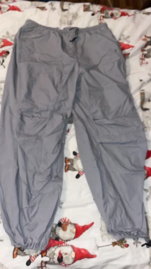 Gråa byxor  - Ett par byxor som int använts på flera år. Har även använts fåtal gånger.