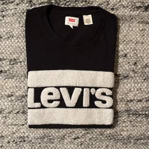 Säljer denna svarta t-shirt från Levi’s som aldrig kommit till användning. Skicket är 9/10 då tröjan är näst intill oanvänd. Köptes för 699kr. Storlek S.