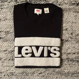 Säljer denna svarta t-shirt från Levi’s som aldrig kommit till användning. Skicket är 9/10 då tröjan är näst intill oanvänd. Köptes för 699kr. Storlek S.