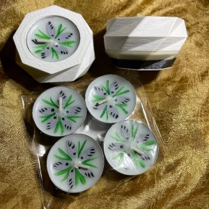 Ljusstakar med värmeljus  - Hemmagjorda ljusstakar och handmålade värmeljus där motivet flyter med ner 