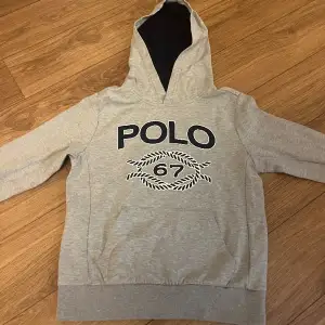 Säljer min fina Ralph lauren hoodie då den är för liten för mig. Knappt använd och i väldigt bra skick! Storlek 150