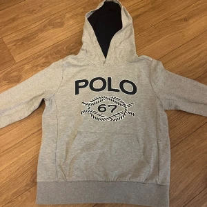 Polo hoodie - Säljer min fina Ralph lauren hoodie då den är för liten för mig. Knappt använd och i väldigt bra skick! Storlek 150