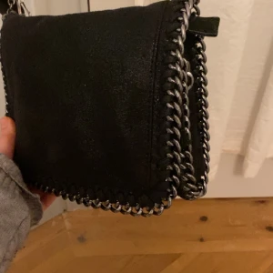 Stella mc väska - Säljer min fina Stella McCartney liknande väska då den ej kommer till användning. 