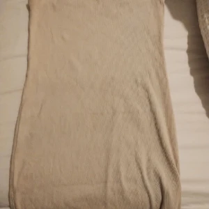 Beige klänning - Använt 2gg. Säljer den för 40kr har köpt den för 119kr. 