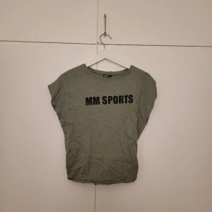 Träningströja - Träningströja från MM-sport. Finns tyg för knytning på baksidan.  Se bild 2 och 3.