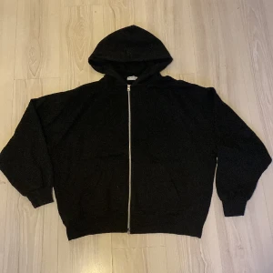 Oversized hoddie - En svart oversized hoddie från bershka i storlek S. Är inte mycket använd och har inga defekter!