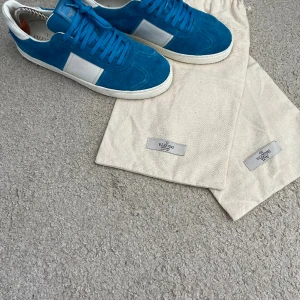 Valentino flycrew - Jag säljer mina valentino flycrew. Dem är 9,5/10 i skick. Dustbag försöker med. 