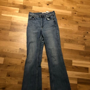 Lågmidjade jeans blå - Säljer mina älskade nyinköpta jeans då de tyvärr är lite förstora på mig. :( ❤️