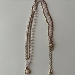Halsband  - Jättefint halsband med två kedjor, och rosa Sten i mitten, aldrig använd, går att justera så att den passar💕