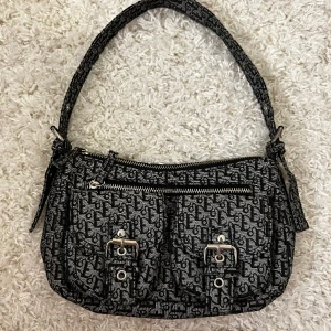 Handväska - Handväska. Super fint skick utan defekter. Går att justera längden på bandet. Vill du köpa trycker du på köp nu, jag postar inom 24h