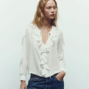 Blus - Säljer denna super söta blusen från Zara. Använd 2 gånger.