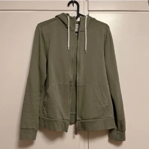 Zip hoodie  - Grön zip up från ETIREL, använd få gånger, i bra skick 