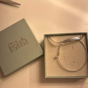 Säljer detta super fina stela silverarmband från faith. Det är helt oanvänt och Säljer pga att jag har ett annat likadant. 400kr.💓