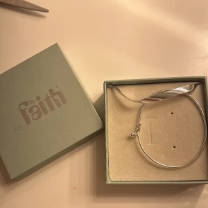 Armband  - Säljer detta super fina stela silverarmband från faith. Det är helt oanvänt och Säljer pga att jag har ett annat likadant. 400kr.💓