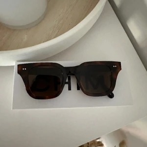 Chimi solglasögon  - Säljer mina Chimi solglasögon i färgen Tortoise i 04 L. Köptes för 1250kr i chimis butik. Använd sparsamt samt att kartong finns kvar. Säljer för 550kr