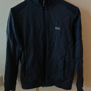 Hugo Boss kofta - En blå Hugo Boss kofta som är sjukt stilren och otroligt skön! Storleken på plagget är M men skulle även passa S