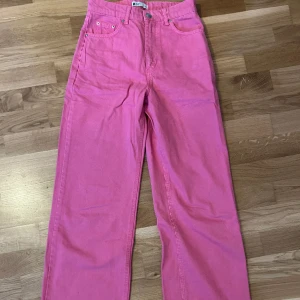 Jeans - Säljer dessa Jeans från GinaTricot som inte kommer till användning. De är endast använda 1 gång så skicket är bra. 