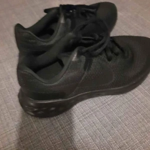 Sneakers träningskor - Använt ksk 2 gånger. Mjuka men inte bra för blöt väder obv,använder aldrig dom så vill sälja. Köparen betalar för frakt elr hämtas upp i Kristianstad området.