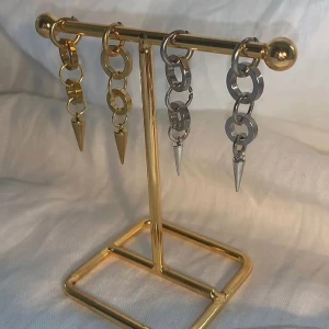 ÖRHÄNGEN  - Jättefina egen gjorda örhängen. Köp för 99kr/st Eller 185kr/par Modell 099