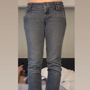 Bershka byxor  - Använda men fortfarande snygga bershka byxor. Loggan bak är inte i sitt finaste skick men inget man tänker på. Dem sitter som en smäck och sitter perfekt vid höfterna. Fake fickor bak, men i sig är hela byxan i bra skick. Minskar priset vid snabbtköp