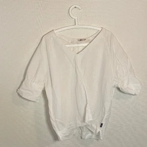 Vit blus - Vit blus i linne från holebrook