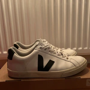 Veja skor - Vita veja sneakers skick 9/10. Inga defekter. Storleken är 42 men passar också 41. Nypris 1700. Skriv gärna i dom vid frågor eller funderingar.