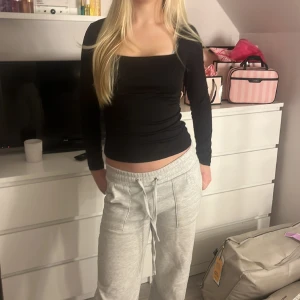 Basic svart långärmad tröja - En basic långärmad tröja med fyrkantig urringning, ett perfekt basic plagg